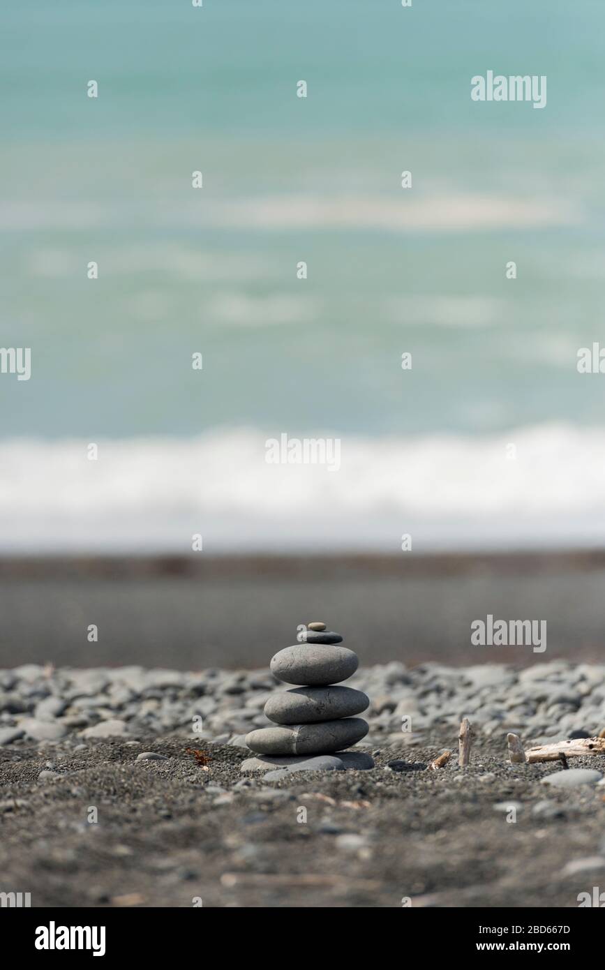 Des pierres se sont enroulées sur la plage avec vue sur l'océan Pacifique Sud depuis la plage de galets de Kaikoura en Nouvelle-Zélande Banque D'Images