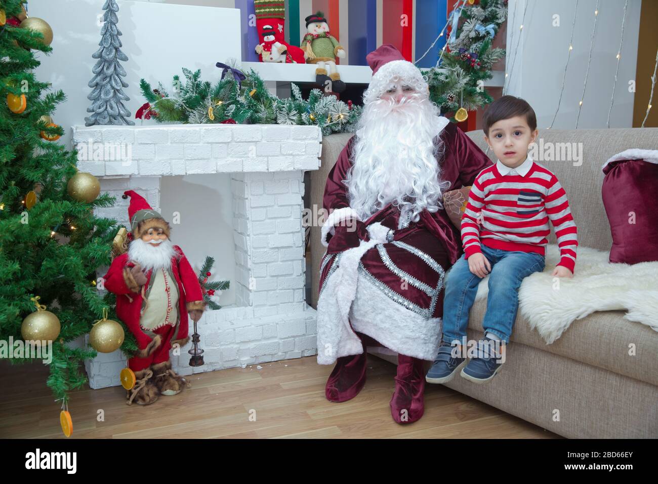 Célébration du nouvel an en Azerbaïdjan maternelle avec Ded Moroz  (grand-père Frost) . L'enfant prend une photo avec le Père Noël. Bakou,  Azerbaïdjan . 26 Photo Stock - Alamy
