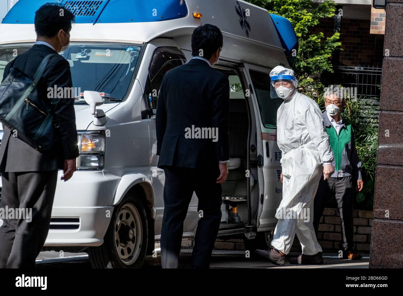 Une ambulance transportant des patients coronavirus COVID-19 arrive au Tokyo Inn qui est actuellement utilisé pour accueillir des patients coronavirus COVID-19 présentant des symptômes légers.l'hôtel Tokyo Inn est utilisé pour accueillir des patients coronavirus COVID-19 qui présentent des symptômes légers afin de libérer des lits d'hôpital pour ceux qui ont besoin d'intensité attention. Banque D'Images