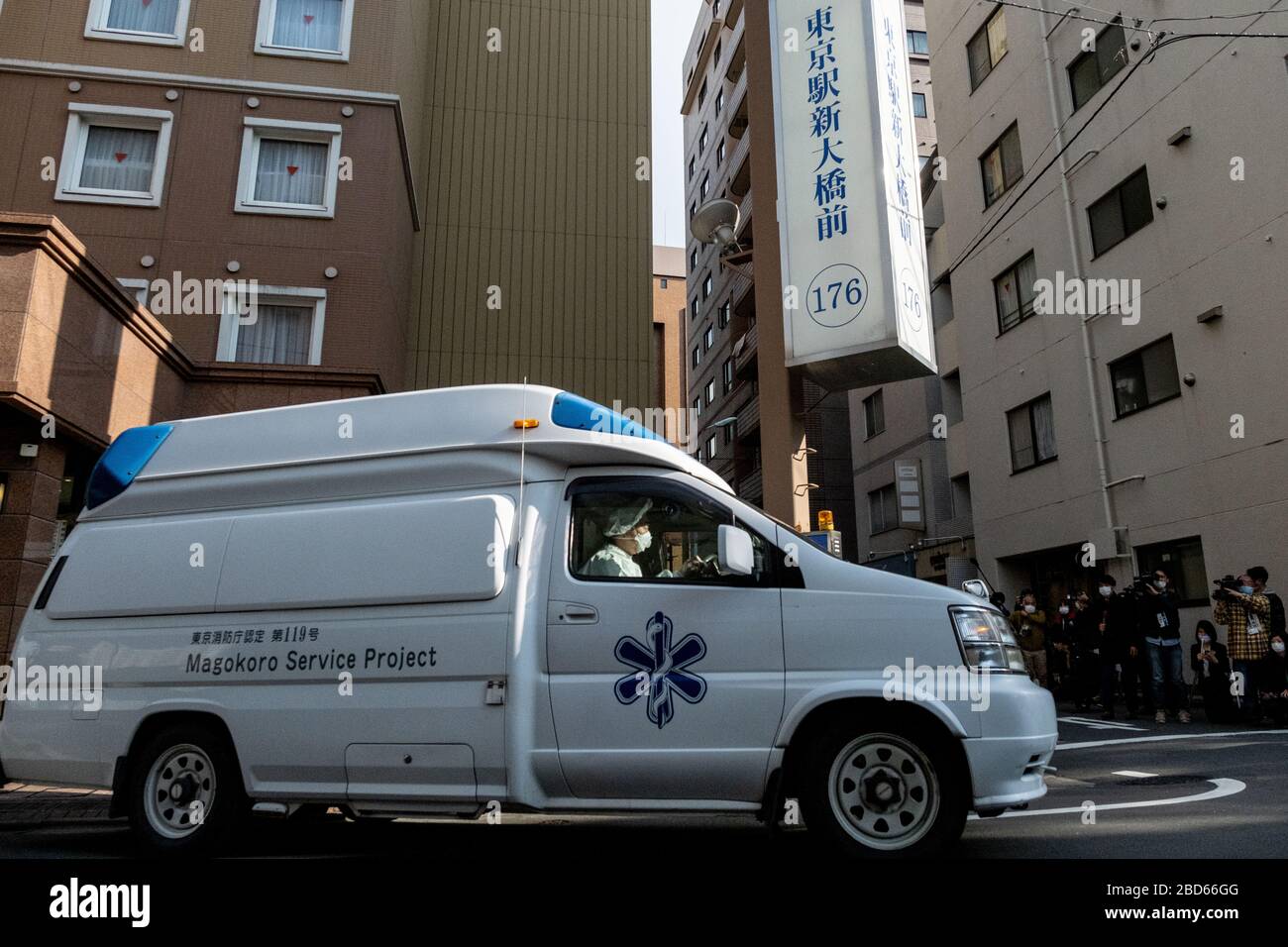 Une ambulance transportant des patients coronavirus COVID-19 arrive au Tokyo Inn qui est actuellement utilisé pour accueillir des patients coronavirus COVID-19 présentant des symptômes légers.l'hôtel Tokyo Inn est utilisé pour accueillir des patients coronavirus COVID-19 qui présentent des symptômes légers afin de libérer des lits d'hôpital pour ceux qui ont besoin d'intensité attention. Banque D'Images