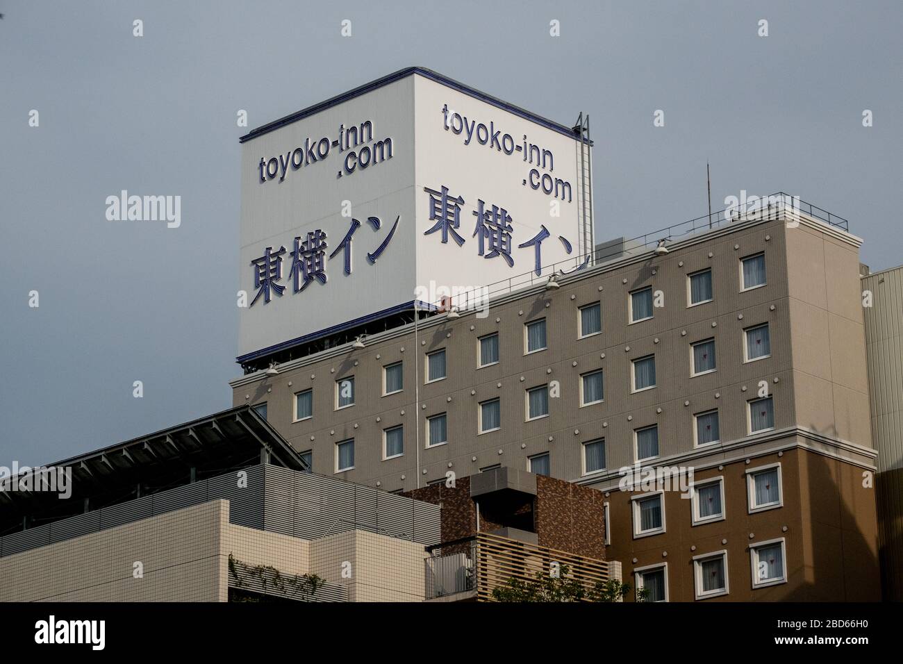 Vue générale de l'hôtel Tokyo Inn qui est actuellement utilisé pour accueillir les patients atteints de coronavirus COVID-19 présentant des symptômes bénins.l'hôtel Tokyo Inn est utilisé pour accueillir les patients atteints de coronavirus COVID-19 qui présentent des symptômes légers afin de libérer des lits d'hôpital pour ceux qui ont besoin de soins intensifs. Banque D'Images