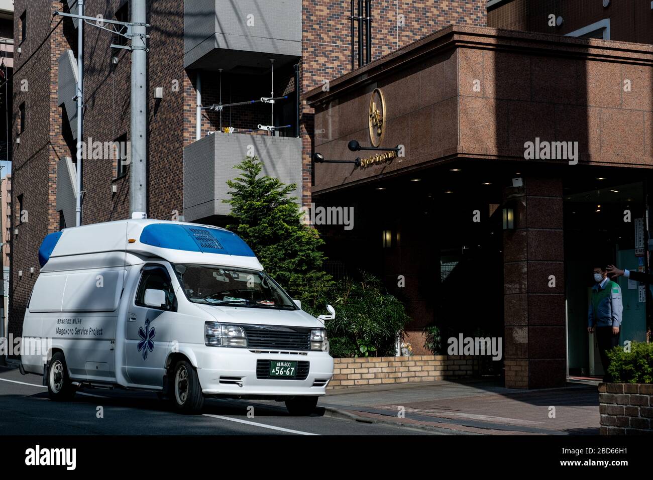 Une ambulance transportant des patients coronavirus COVID-19 arrive au Tokyo Inn qui est actuellement utilisé pour accueillir des patients coronavirus COVID-19 présentant des symptômes légers.l'hôtel Tokyo Inn est utilisé pour accueillir des patients coronavirus COVID-19 qui présentent des symptômes légers afin de libérer des lits d'hôpital pour ceux qui ont besoin d'intensité attention. Banque D'Images