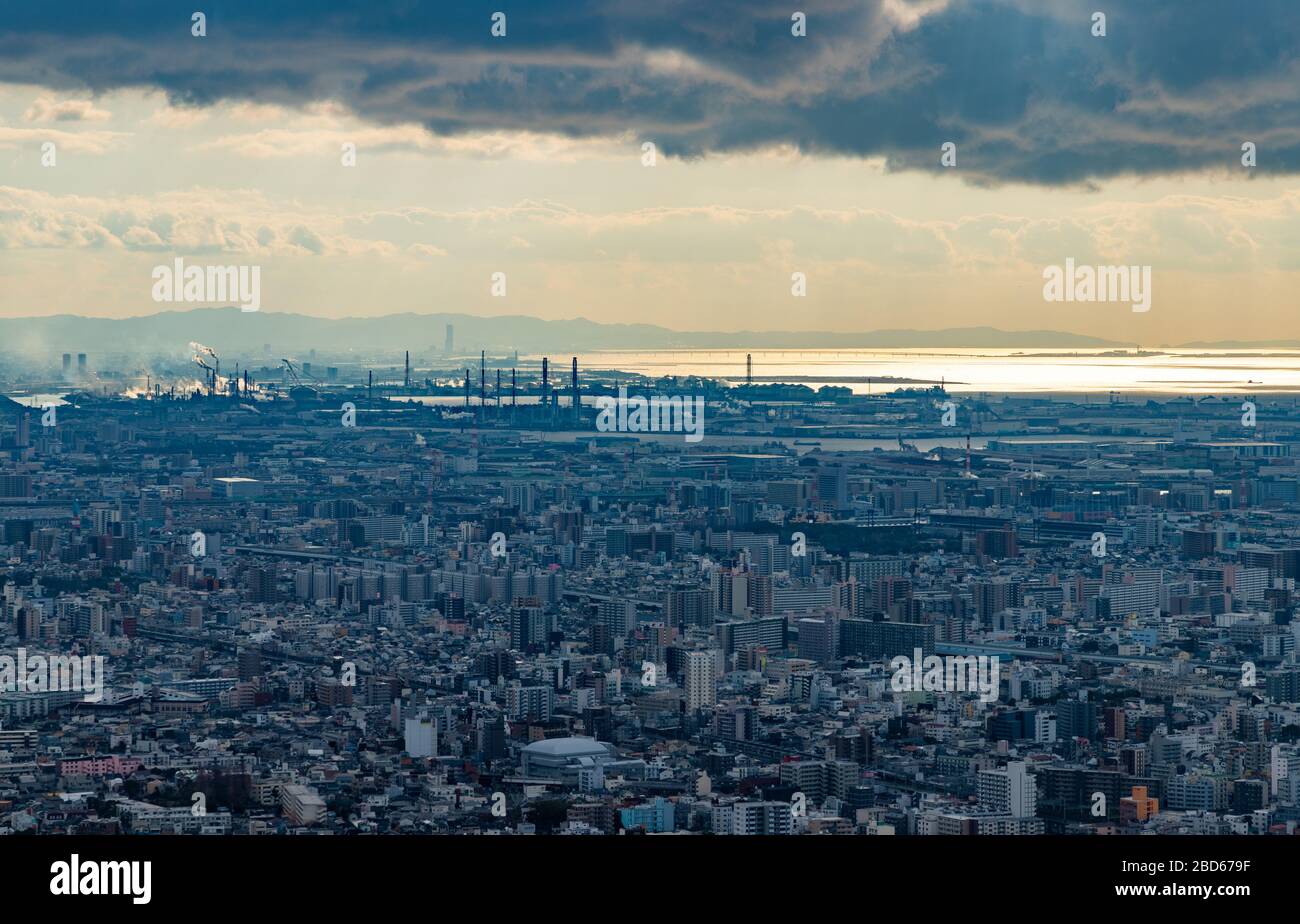 Une photo de l'horizon et de la zone industrielle du sud d'Osaka. Banque D'Images