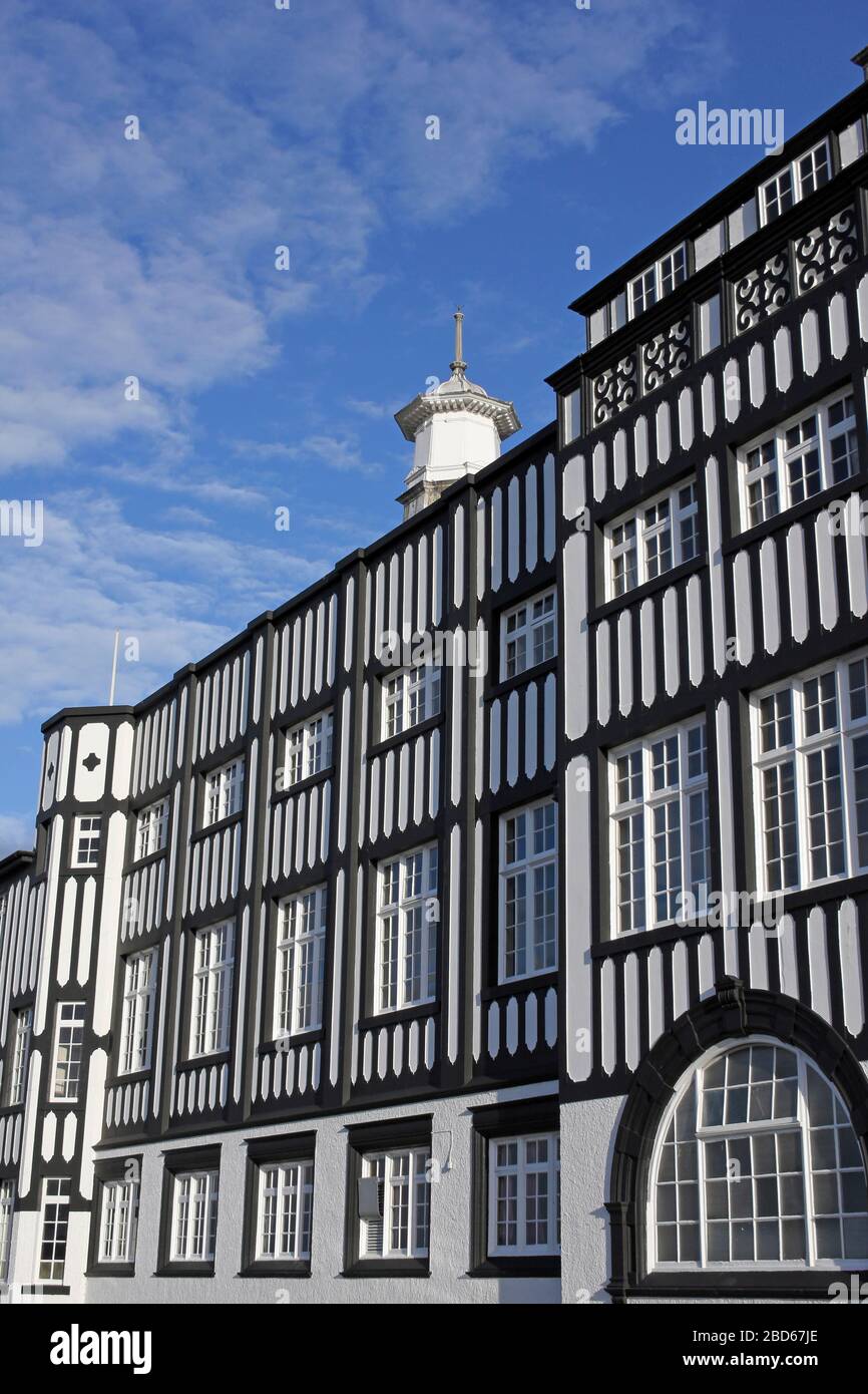 Bois noir et blanc détail de l'ancienne Mostyn House School, un bâtiment classé de catégorie II à Parkgate, Wirral, Royaume-Uni Banque D'Images
