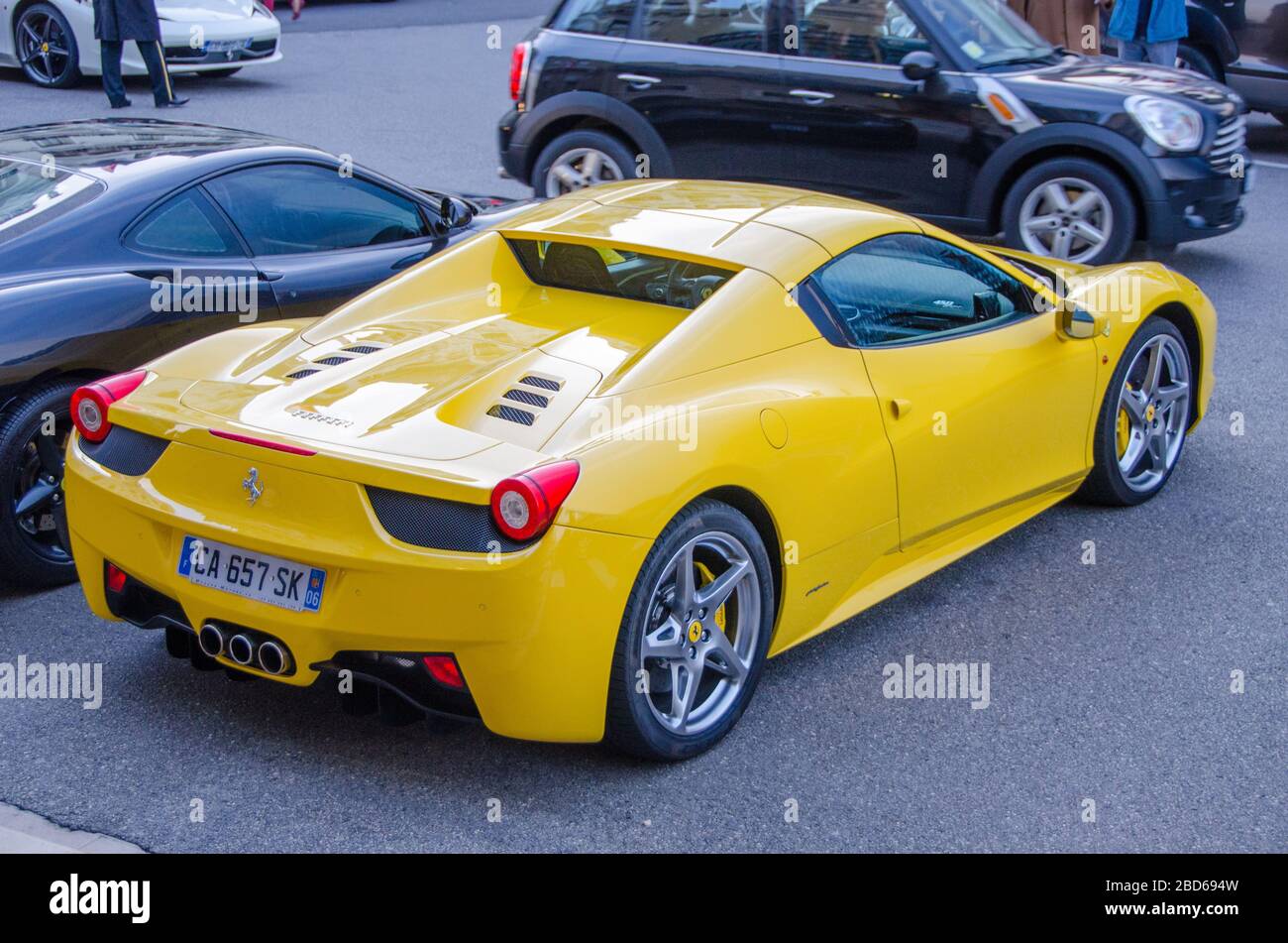 Voitures Prestige stationnées devant le café de Paris à Monte Carlo, Monaco. Banque D'Images