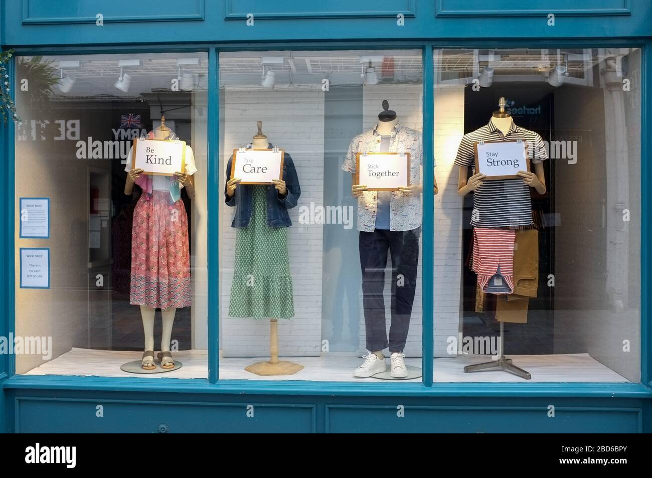 Des signes optimistes sont affichés dans une vitrine de magasins White Stuff pendant l'éclosion de Covid 19. Salisbury, Wiltshire. Royaume-Uni avril 2020 Banque D'Images