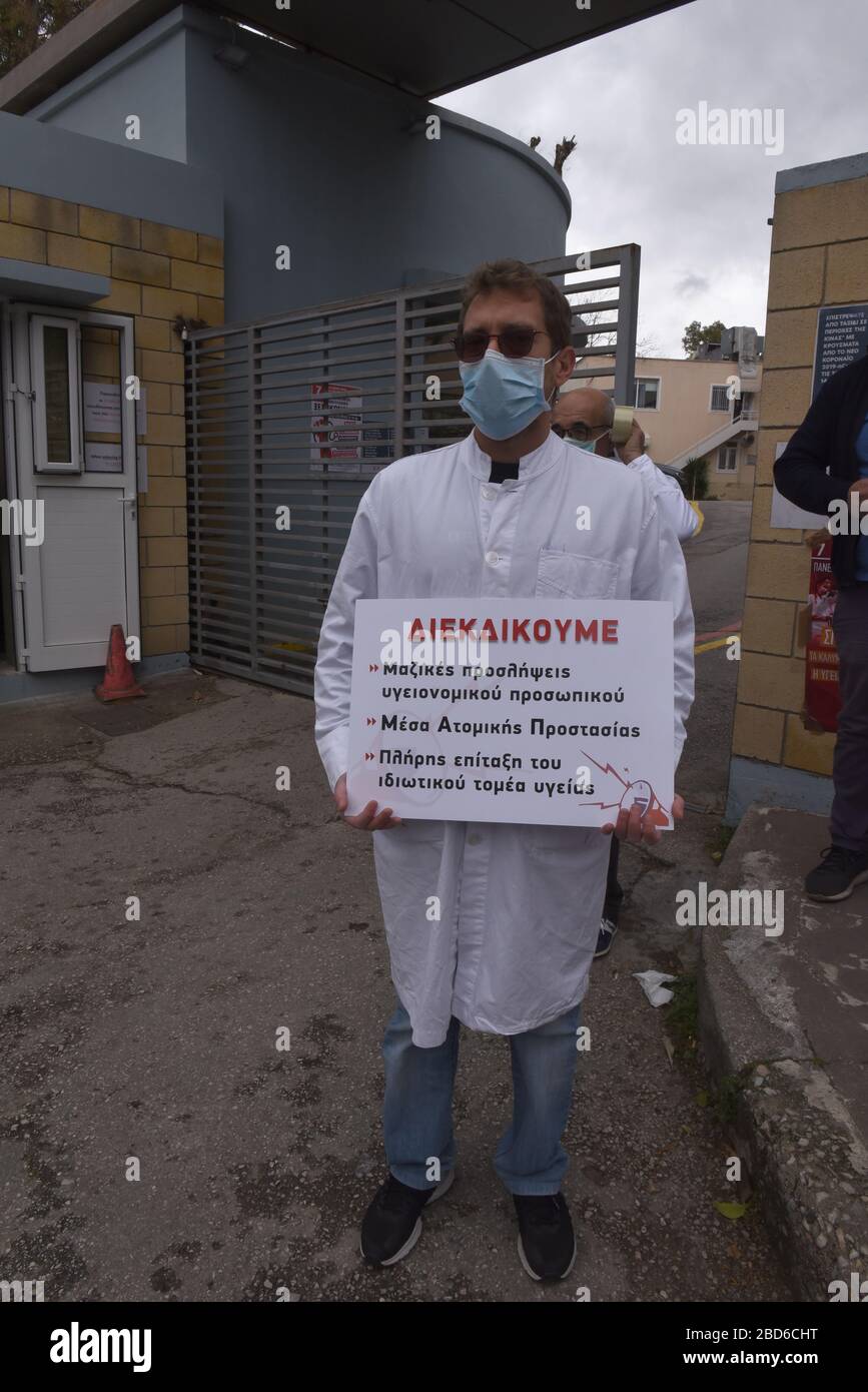 Personnel médical pendant les interventions symboliques dans les hôpitaux grecs en relation avec la Journée mondiale de la santé d'aujourd'hui et la pandémie de Covid-19. L'homme est titulaire d'un pancartes qui exige le « recrutement de médecins permanents, d'infirmières et d'autres professionnels de la santé, l'arrangement des lits, des cliniques, des lits de soins intensifs, de l'équipement de laboratoire et du personnel du secteur des soins privés, en rejoignant le plan d'État pour traiter la pandémie.équipement de protection personnel pour tous les professionnels de la santé ». (Photo de Dimitrios Karvountzis/Pacific Press) Banque D'Images