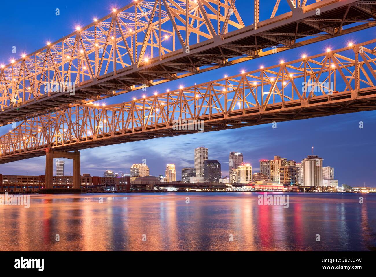 La Nouvelle-Orléans, Louisiane, États-Unis au pont Crescent City Connection Bridge au-dessus du fleuve Mississippi la nuit. Banque D'Images