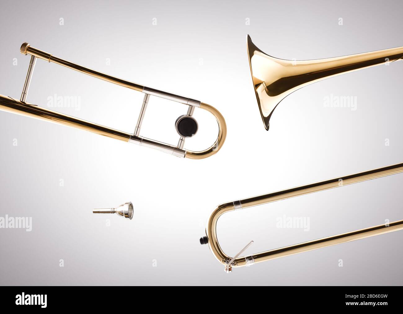 Trombone démonté avec fond blanc isolé dégradé. Vue latérale. Composition horizontale. Banque D'Images