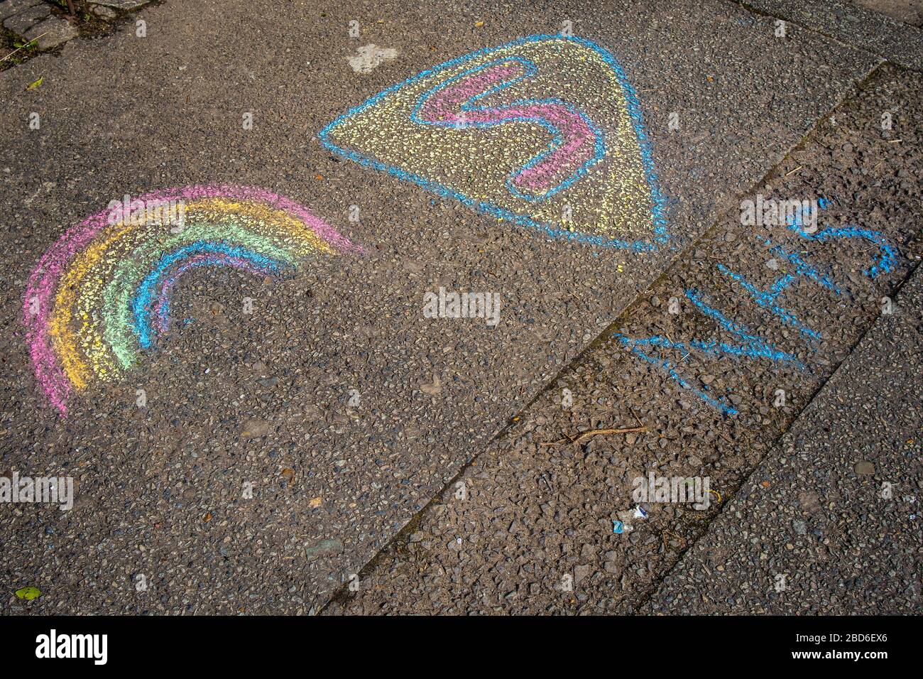 NHS Rainbow Pavement Art pour enfants Banque D'Images