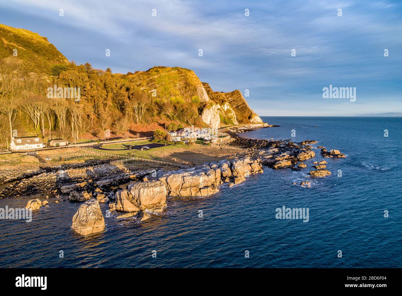Garron point, Irlande du Nord, Royaume-Uni. Une formation géologique et un parking à Antrim Coast Road, alias Causeway Costal route. L'un des coas les plus pittoresques Banque D'Images