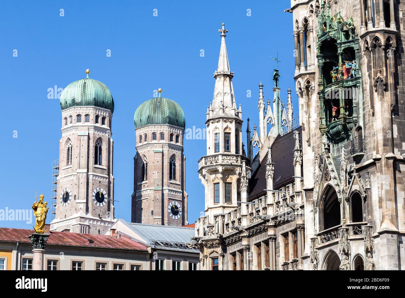 Sites touristiques de Munich à Marienplatz : statue de Marienstatue (Statue de Marie), tours de Frauenkirche (cathédrale), nouvel hôtel de ville (Neues Rathaus) avec Glockenspiel Banque D'Images