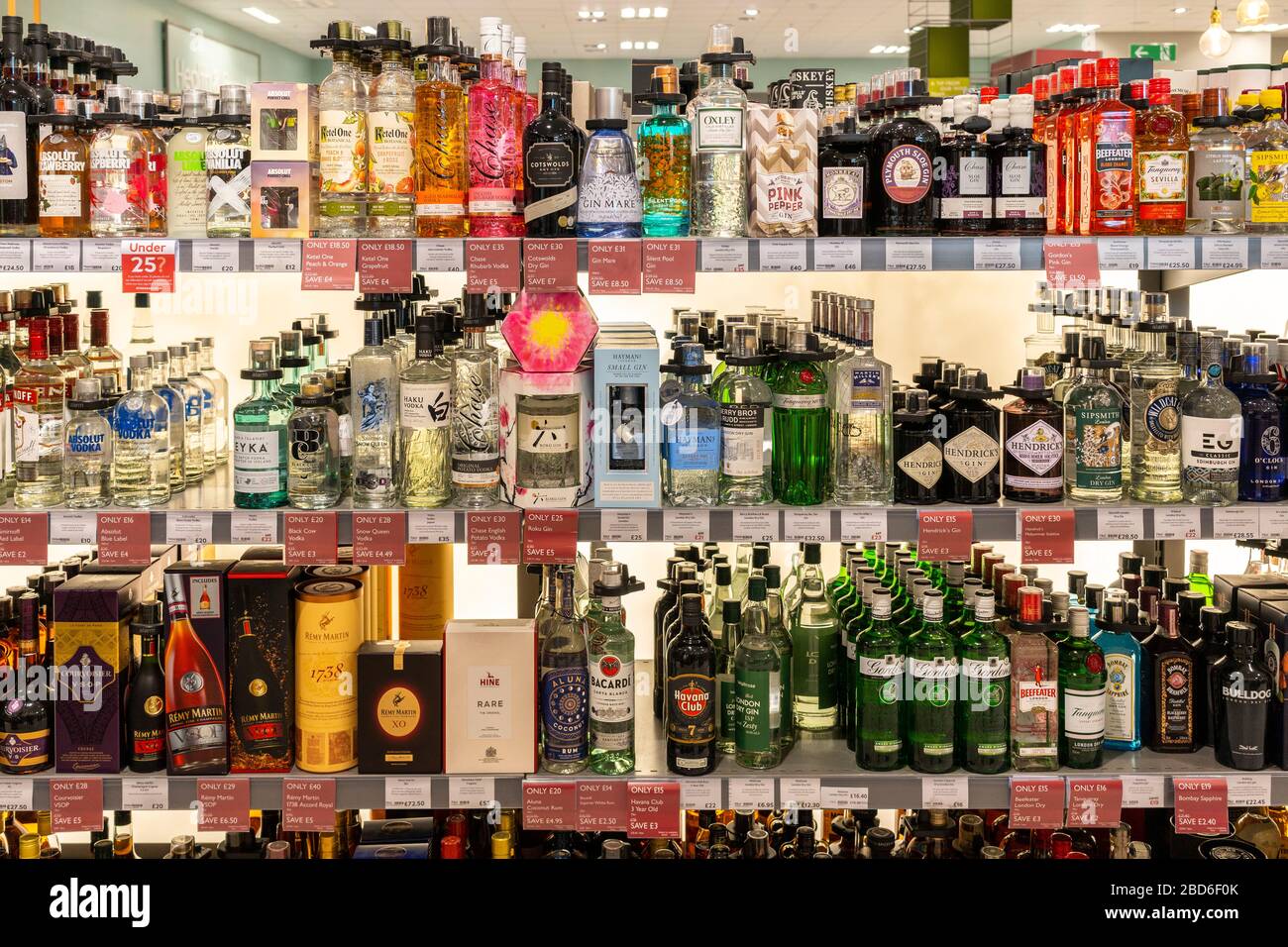 Alcool : spiritueux et liqueurs en vente sur les étagères du supermarché Waitrose, Royaume-Uni Banque D'Images