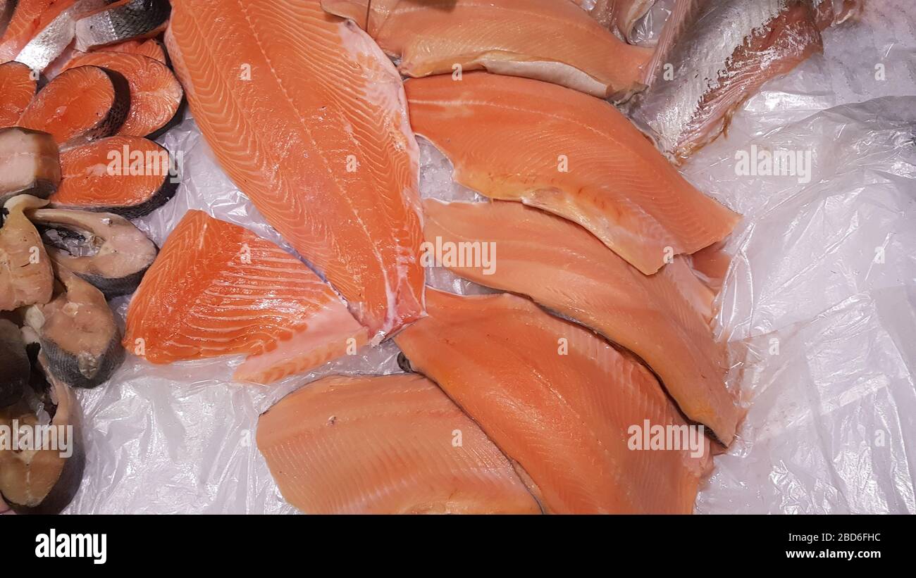 Saumon frais sur le marché du poisson. Fruits de mer sains dans la glace. Tête dorée et cul de mer. Banque D'Images