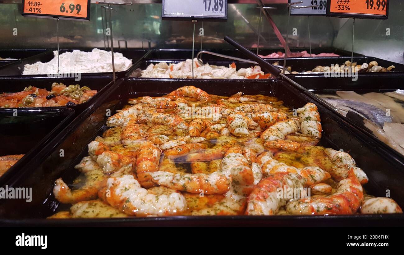 Crevettes fraîches sur le marché du poisson. Fruits de mer sains dans la glace. Tête dorée et cul de mer. Banque D'Images