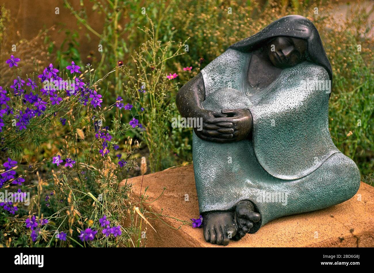Sculpture, femme américaine indigène, Daydreaming, gracieuse, art, extérieur, métal, fleurs, jardin, Shidoni Foundry, États-Unis, Nouveau Mexique, NM Banque D'Images