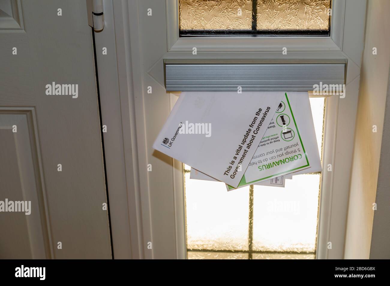 Pandémie de coronavirus : les conseils et instructions du gouvernement britannique sont fournis par la poste à chaque maison Banque D'Images