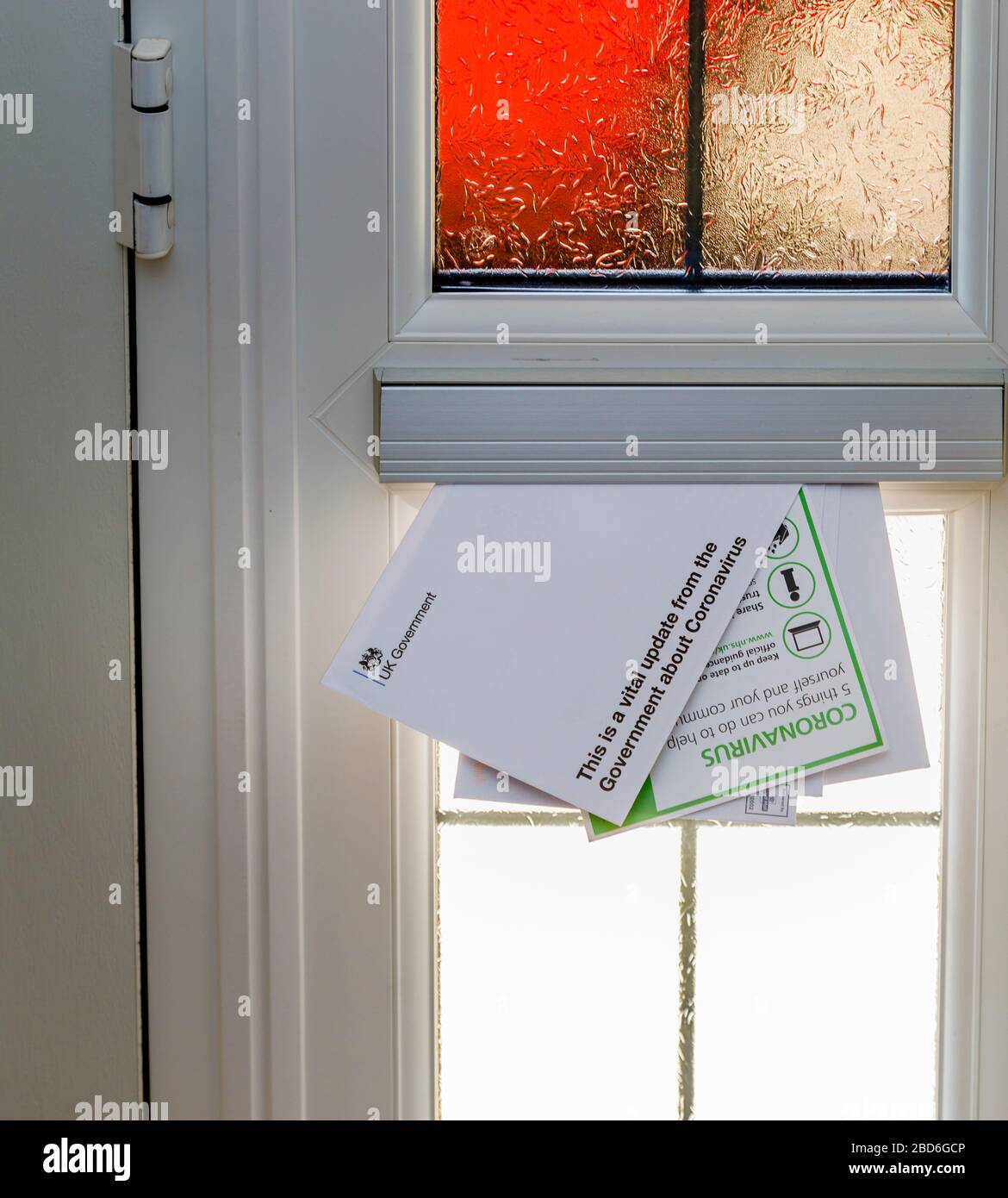 Pandémie de coronavirus : les conseils et instructions du gouvernement britannique sont fournis par la poste à chaque maison Banque D'Images