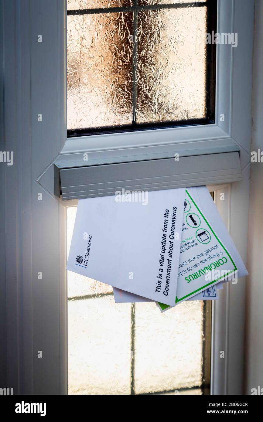 Pandémie de coronavirus : les conseils et instructions du gouvernement britannique sont fournis par la poste à chaque maison Banque D'Images