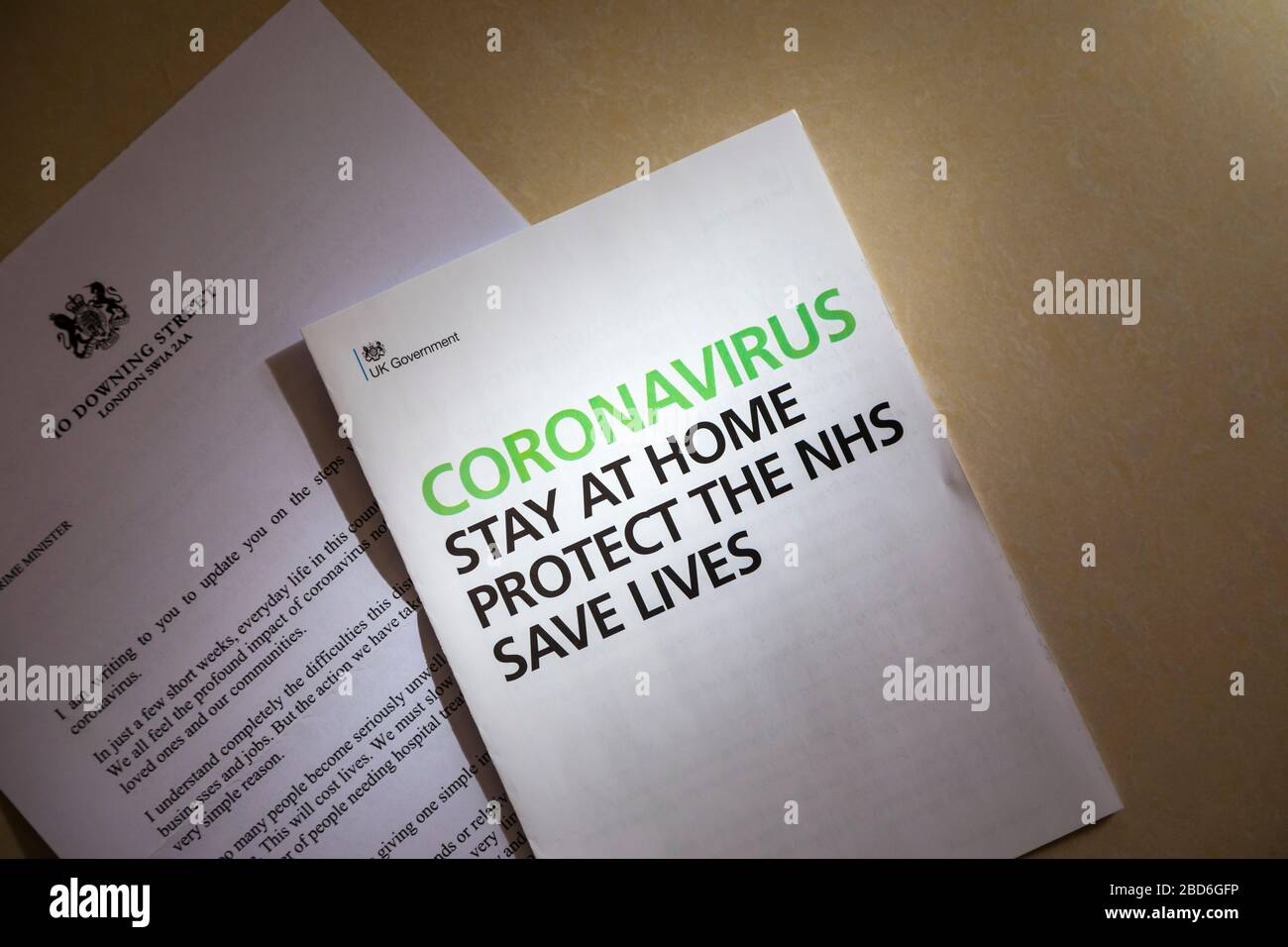 Message de coronavirus du gouvernement britannique dans une lettre et un livret posté à chaque maison: Rester à la maison, protéger le NHS, sauver des vies Banque D'Images