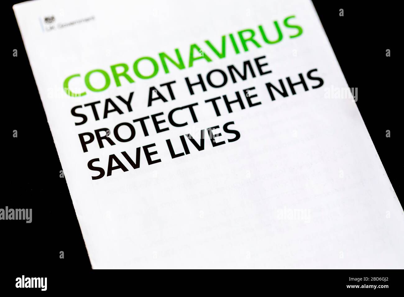 Message de coronavirus du gouvernement britannique dans une lettre et un livret posté à chaque maison: Rester à la maison, protéger le NHS, sauver des vies Banque D'Images