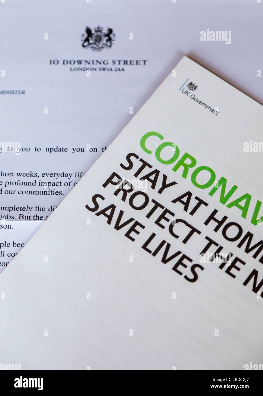 Message de coronavirus du gouvernement britannique dans une lettre et un livret posté à chaque maison: Rester à la maison, protéger le NHS, sauver des vies Banque D'Images