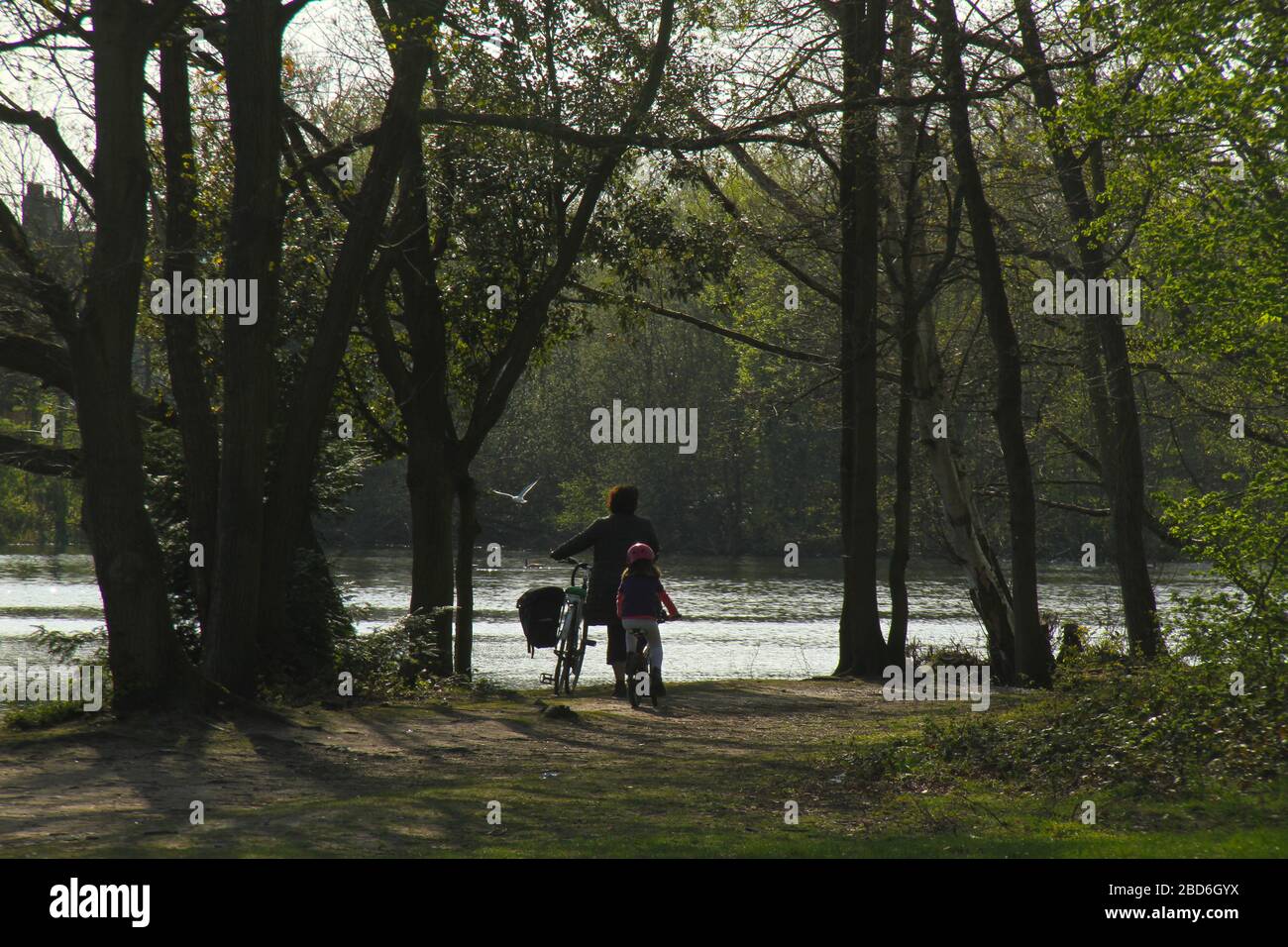 Wanstead Park, Londres, Royaume-Uni - 07 avril 2020: Les gens marchent à Wanstead Park tout en observant des distanciation sociale sur un mardi après-midi ensoleillé pendant le Lockdown britannique. Le gouvernement a conseillé au public de rester chez lui à travers le Royaume-Uni en raison de la pandémie de Covid-19, mais pour des voyages essentiels pour les bases et l'exercice. Photos: David Mbiyu/ Alay Live News Banque D'Images
