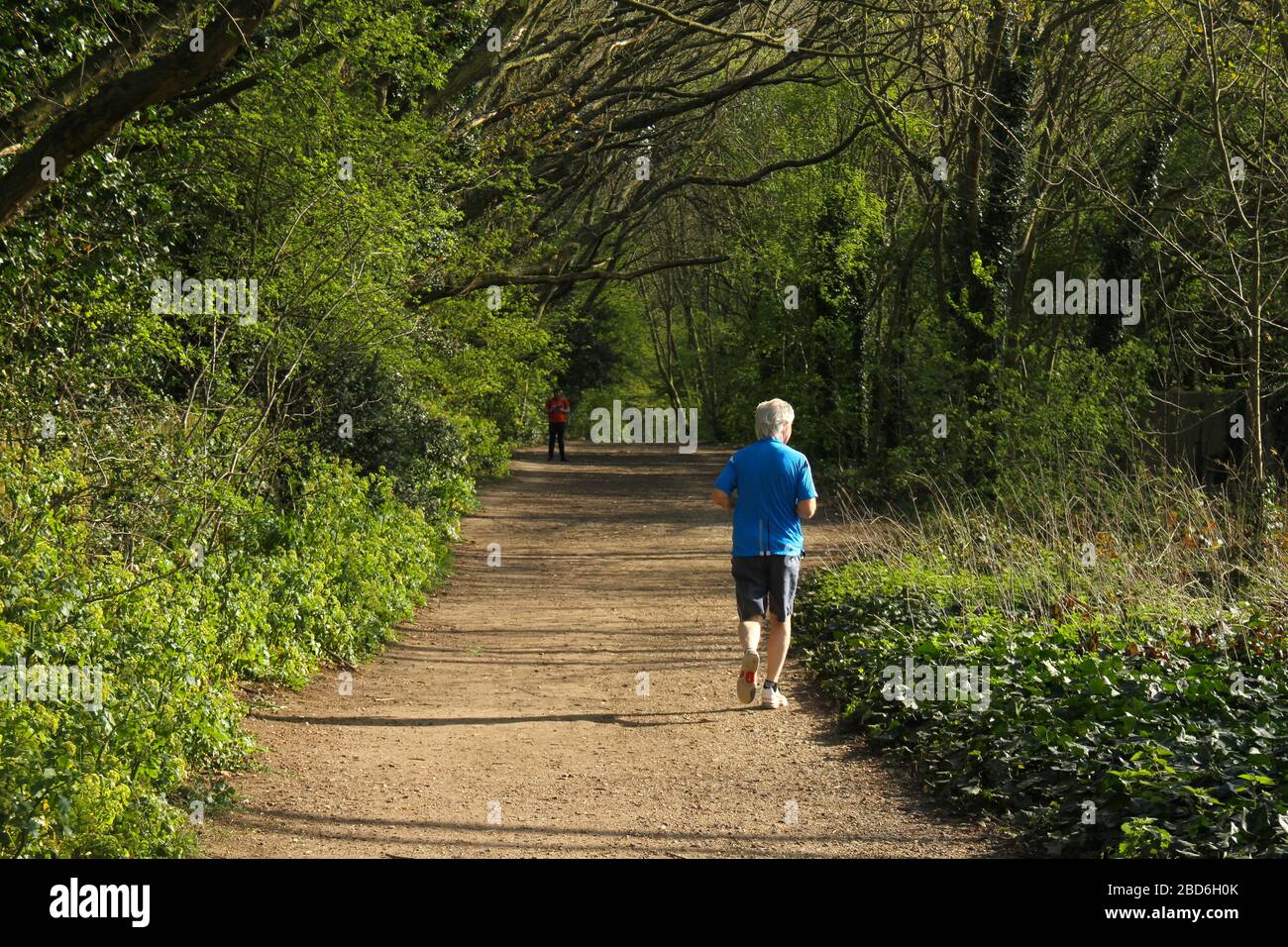 Wanstead Park, Londres, Royaume-Uni - 07 avril 2020: Un homme de jogs à Wanstead Park tout en observant des distanciation sociale sur un mardi après-midi ensoleillé pendant le Lockdown britannique. Le gouvernement a conseillé au public de rester chez lui à travers le Royaume-Uni en raison de la pandémie de Covid-19, mais pour des voyages essentiels pour les bases et l'exercice. Photos: David Mbiyu/ Alay Live News Banque D'Images