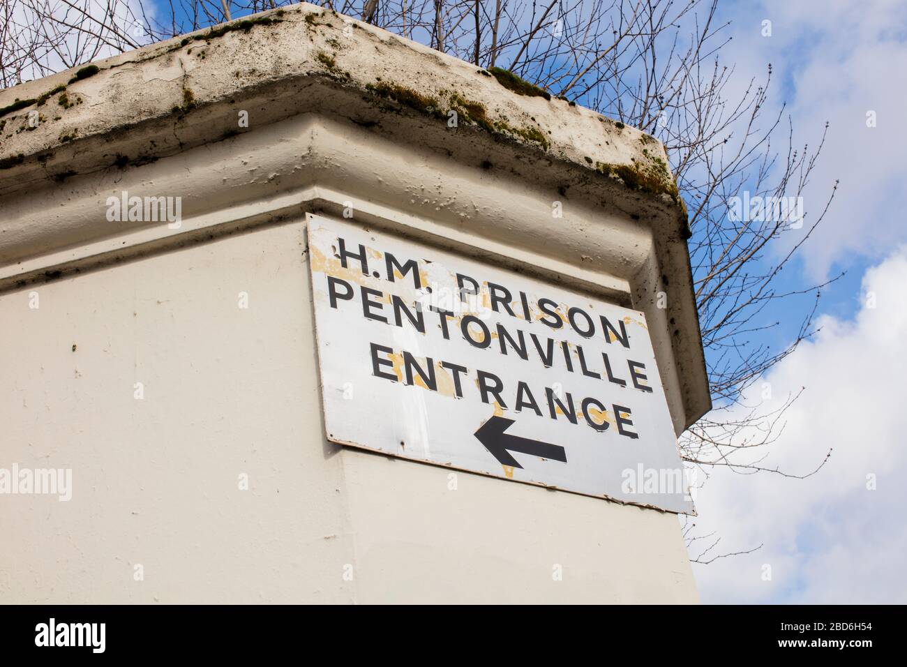 Panneau extérieur de la prison HM Pentonville, une prison anglaise de catégorie B, exploitée par le service pénitentiaire HM, sur la route Caledonian, Islington, Londres, Royaume-Uni Banque D'Images