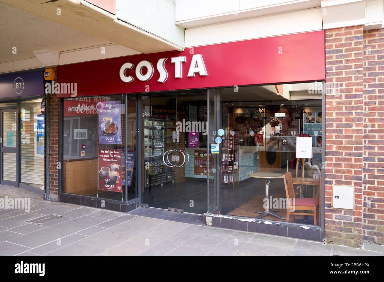 Café Costa vide fermé pendant l'urgence du Covid-19 Coronavirus Banque D'Images