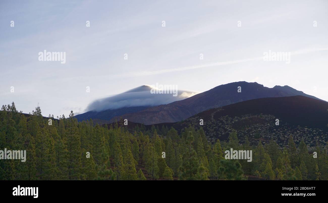 Vue panoramique sur les montagnes et le ciel Banque D'Images