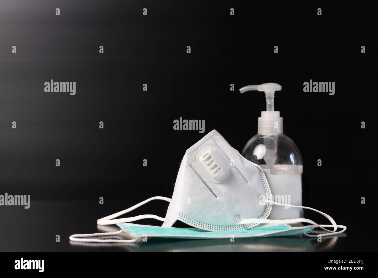 Gel aseptisant ou savon antibactérien et masque facial pour solution préventive contre le coronavirus Covid-19 Banque D'Images