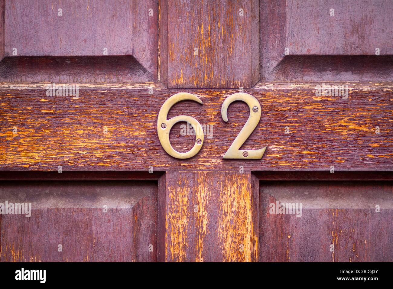 Maison numéro 62 sur une porte en bois à Londres Banque D'Images