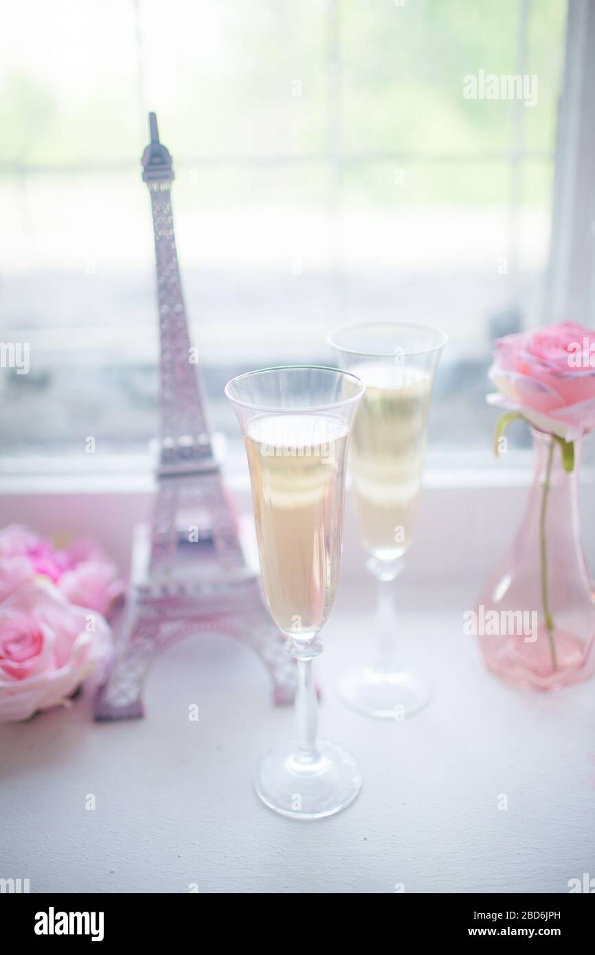 La Tour Eiffel simule des souvenirs d'amis à Paris Banque D'Images