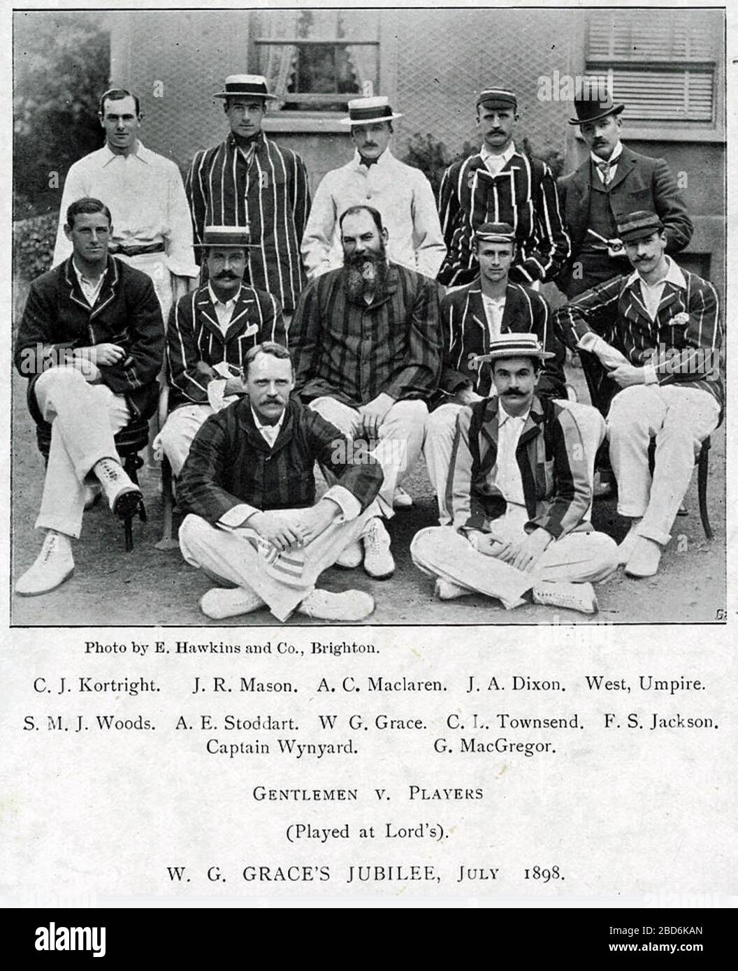 W. G. Grace (1848-1915) cricketeur amateur anglais avec son équipe lors du match de 1898 Messieurs / joueurs, tenu à son 50ème anniversaire. Banque D'Images