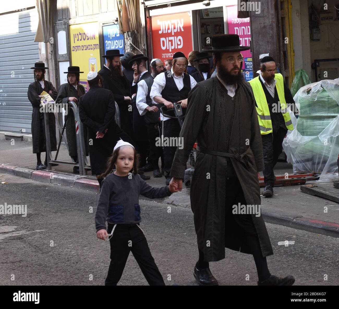 Jérusalem, Israël. 7 avril 2020. Les Juifs ultra-orthodoxes attendent d'entrer dans un magasin, en raison des restrictions du coronavirus, pour faire des achats pour la Pâque juive de vacances, le mardi 7 mars, à Mea Shearim, Jérusalem. Le premier ministre israélien Benjamin a annoncé de sévères restrictions de voyage et un couvre-feu pour les vacances de la Pâque, comme un effort pour arrêter la propagation du coronavirus. Photo par Debbie Hill/UPI crédit: UPI/Alay Live News Banque D'Images