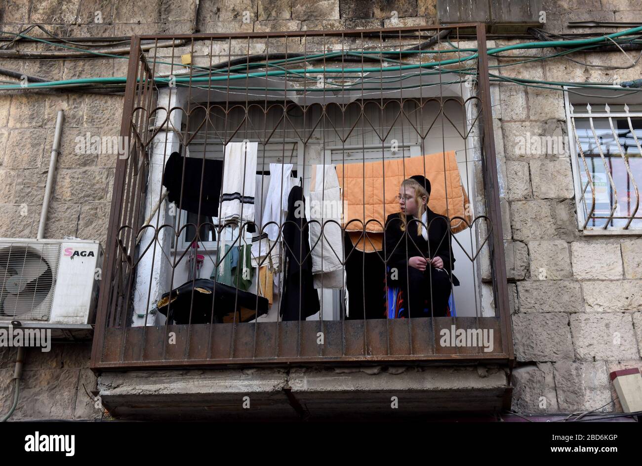 Jérusalem, Israël. 7 avril 2020. Un garçon juif ultra-orthodoxe se trouve sur un balcon, le mardi 7 mars, dans le Mea Shearim, Jérusalem. Le premier ministre israélien Benjamin a annoncé de sévères restrictions de voyage et un couvre-feu pour les vacances de la Pâque, comme un effort pour arrêter la propagation du coronavirus. Photo par Debbie Hill/UPI crédit: UPI/Alay Live News Banque D'Images