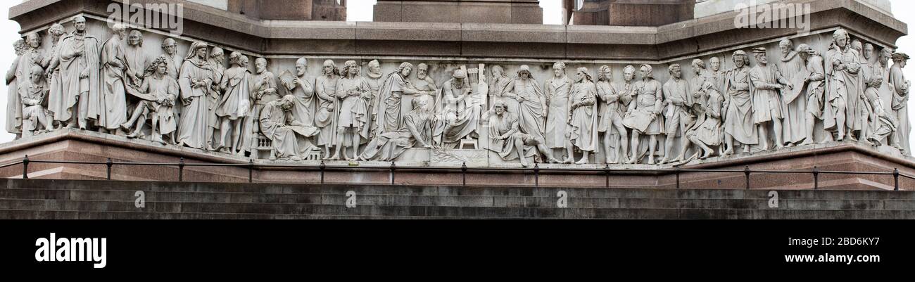 Le Parnassus Frieze encerclant la base du Albert Memorial, Kensington, Londres; 169 figures sculptées de poètes, musiciens, architectes, peintres. Banque D'Images