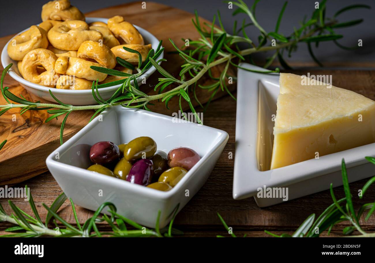Biscuits taralli au fromage Asiago et aux olives. Banque D'Images