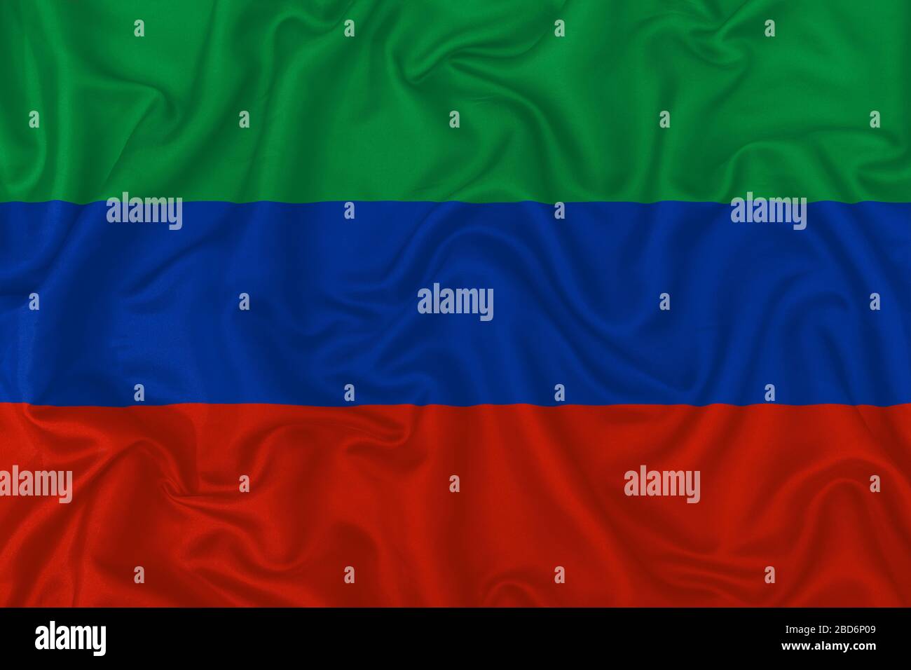 Drapeau de la République du Dagestan sur fond de tissu de soie ondulée. Banque D'Images