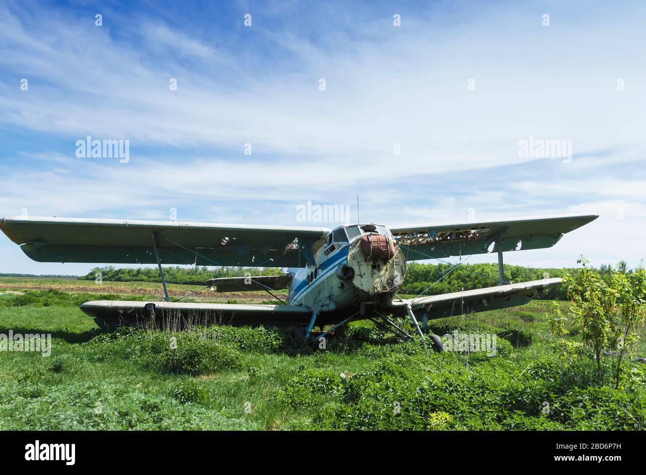 Ancien avion soviétique cassé dans la nature. Banque D'Images