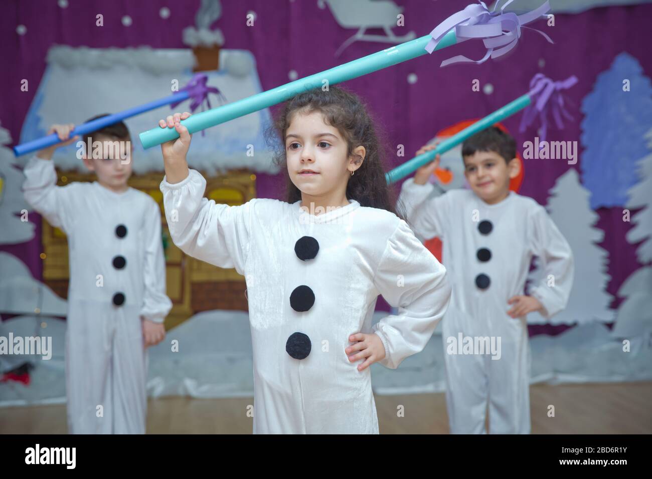 Les enfants sont habillés comme des bonhommes de neige. Les participants à la maternelle participent à un événement du nouvel an. Mignons garçons vêtus de costumes festifs du Père Noël Banque D'Images