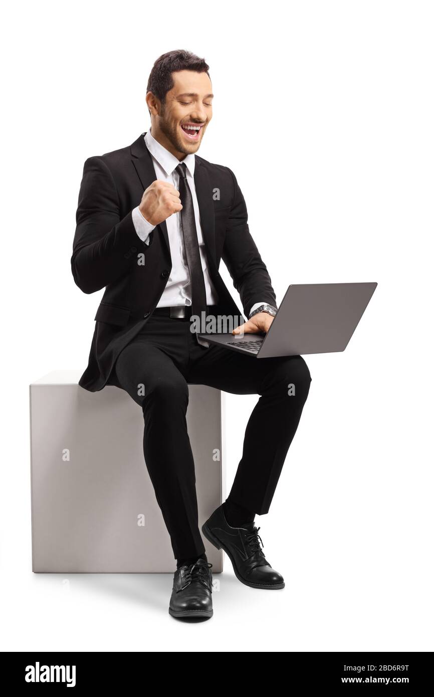 Homme d'affaires utilisant un ordinateur portable et gestuelle bonheur isolé sur fond blanc Banque D'Images