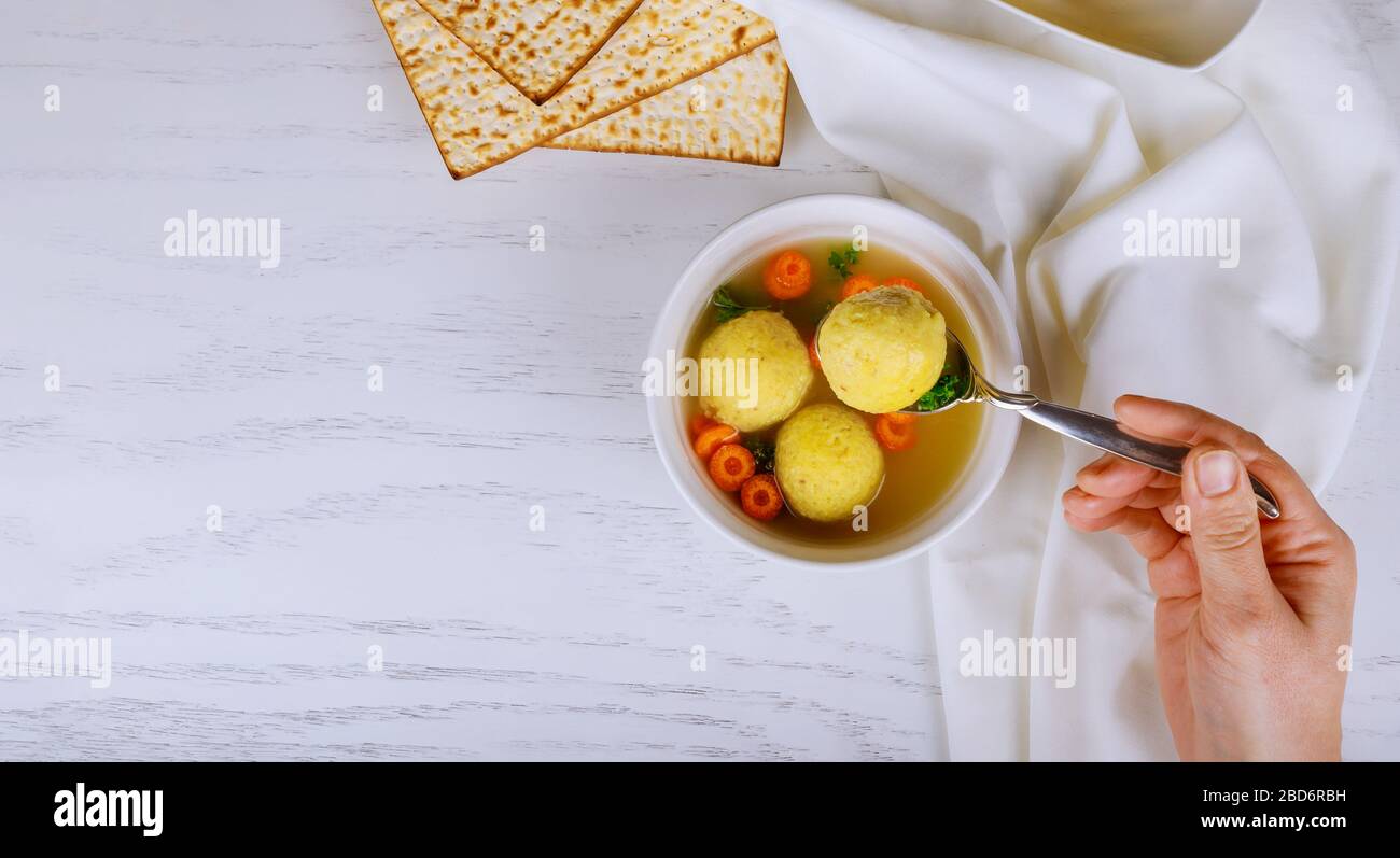 Juive traditionnelle de délicieux plat de pâque maison matzah ball soupe Banque D'Images