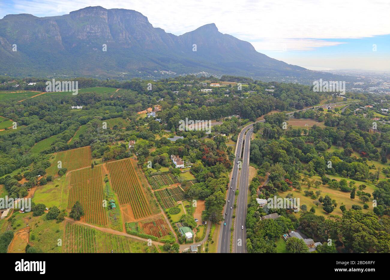 Photo aérienne des vignobles Constantia et de la colline Wynberg avec la montagne de la Table en arrière-plan Banque D'Images