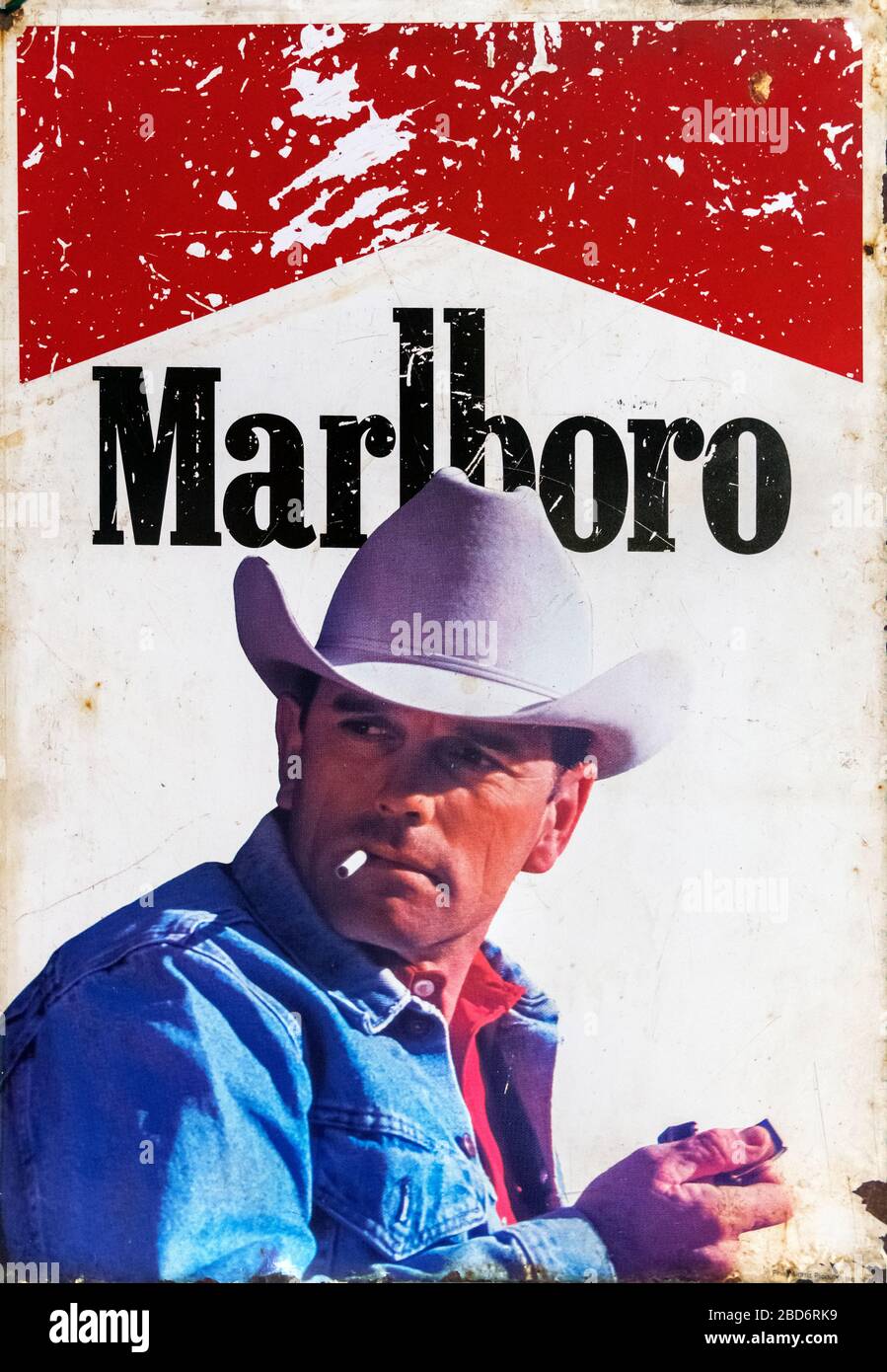 Vieille publicité de cigarettes Marlboro Man sur plaque d'étain Banque D'Images