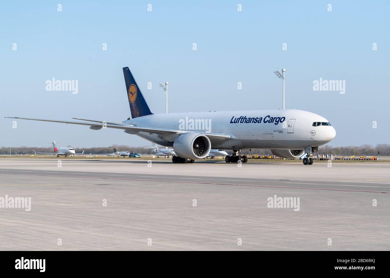 Munich, Allemagne. 7 avril 2020. Un cargo Lufthansa Cargo circule au-dessus du tablier depuis l'aéroport de Munich. L'avion avec 8 millions de masques de protection avait été retiré de Shanghai le matin. Crédit: Matthias Balk/dpa/Alay Live News Banque D'Images