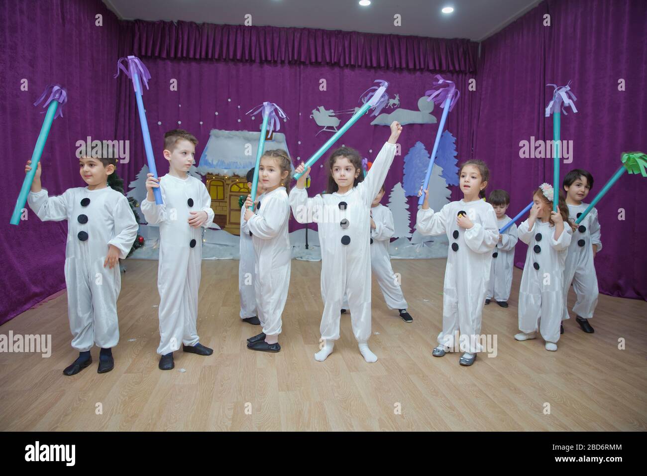 Les enfants sont habillés comme des bonhommes de neige. Les participants à la maternelle participent à un événement du nouvel an. Mignons garçons vêtus de costumes festifs du Père Noël Banque D'Images