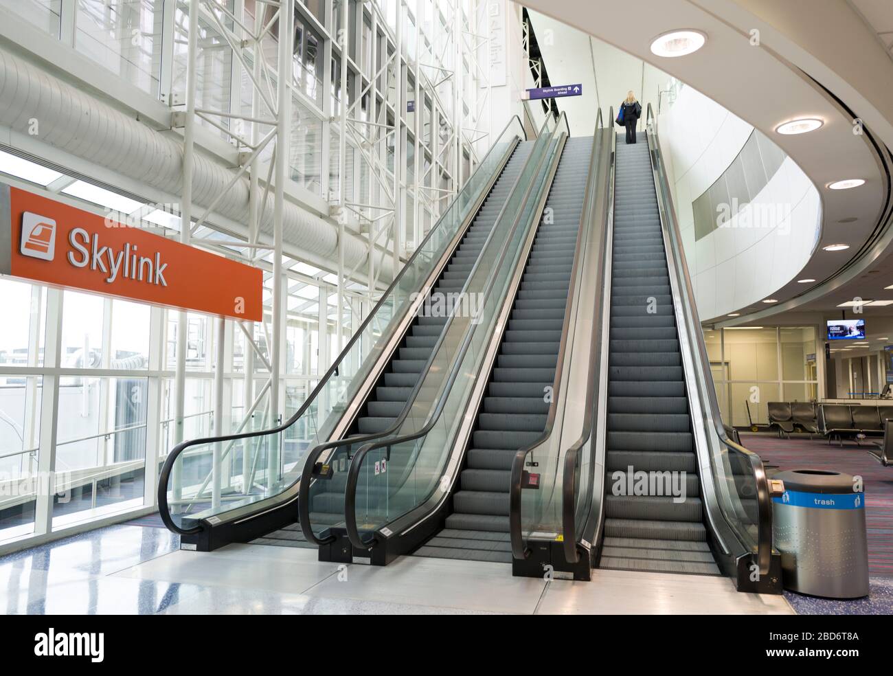 L'escalier roulant de l'aéroport international de Dallas fort Worth au Texas est pratiquement vide en raison des annulations de vols pandémiques Coronavirus COVID-19. Banque D'Images