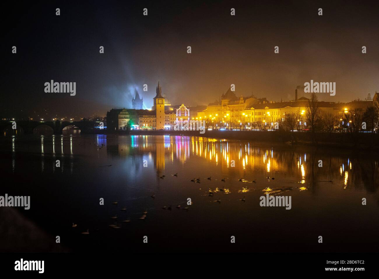 Nachtaufnahme mit Karlsbrücke und Prager Altstadt, Prag, Tschechische Republik Banque D'Images